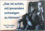 Magnet mit hellem Hintergrund, davor  Tucholsky auf einem Stuhl sitzend, daneben ein Zitat von ihm.