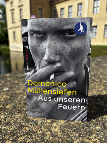 Aus unseren Feuern Buchcover vor dem Schloss Rheinsberg