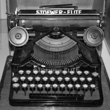 Eine alte Schreibmaschine der Marke Stoewer Elite.